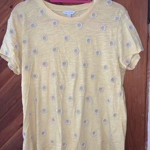 yellow embroidered daisy shirt🌼